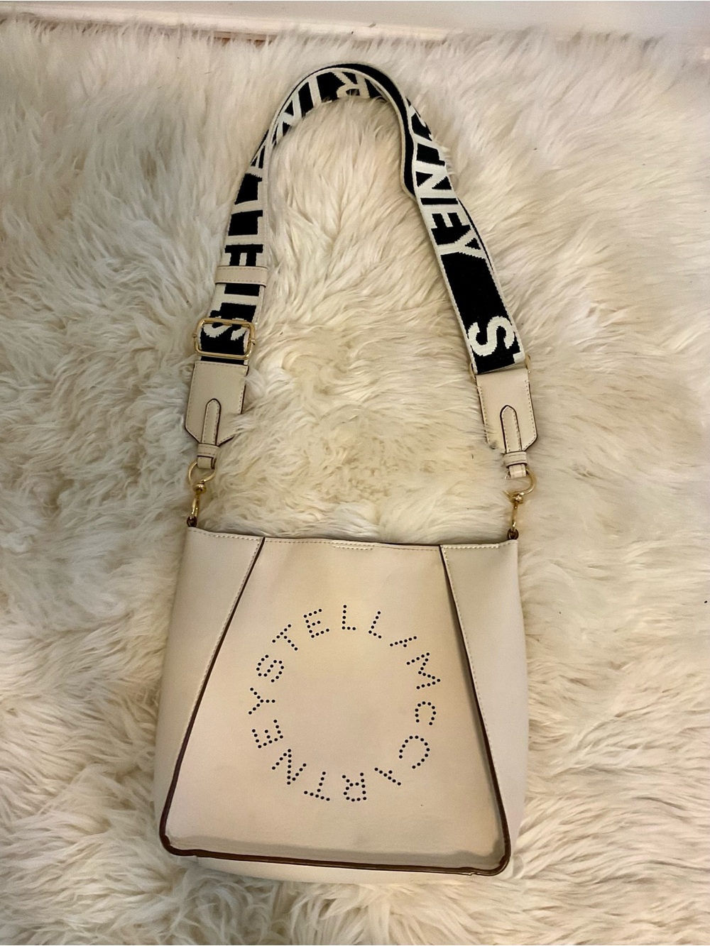 Stella McCartney’ Cream Bucket Crossbody with Iconic Strap. Includes Dust bag. - Picture 2 of 4